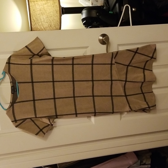 Olivia Blu Dresses & Skirts - Tan and black box design dress, in excellent condition with no flaws
